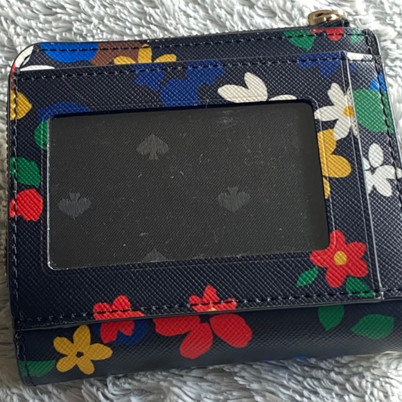 Preloved Kate Spade bifold wallet in very good condition in black/multi floral. - Picture 3 of 6